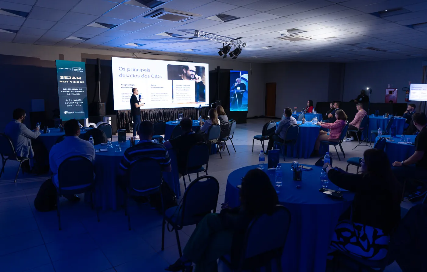 Sala cheia durante apresentação sobre os desafios da liderança
