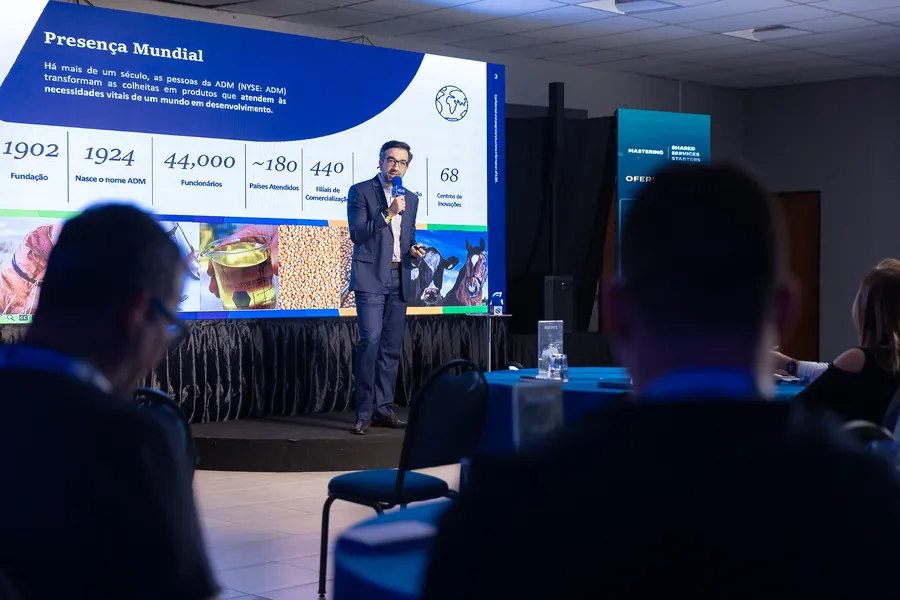Apresentação de case no palco principal