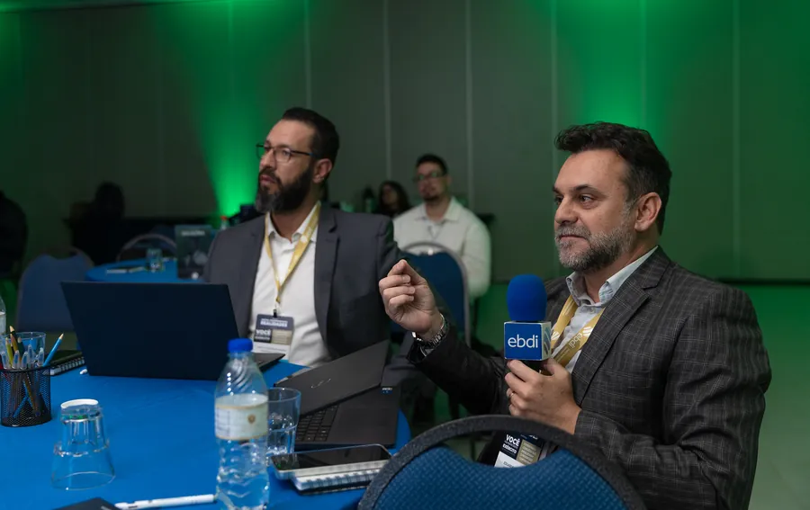 Participantes debatendo durante a sessão